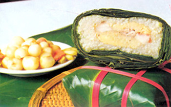 Foreign tourists making “Chung Cake”